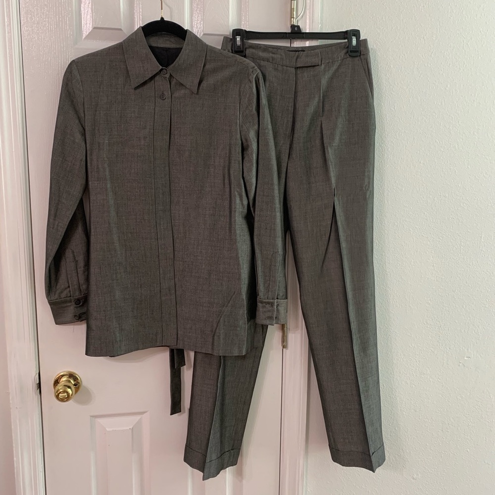 Fancy Tahari Pant suit Gray size 6 beautiful
